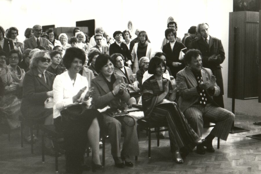 Zprava 1. řada: J. Bejček, pí Brousková, Liki Sun